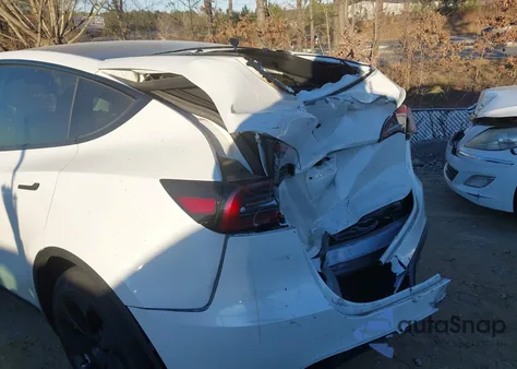 2024 Tesla Model Y Long Range Dual Motor All-Wheel Drive/Rwd z USA, uszkodzony, nr VIN 7SAYGDED4RF017130